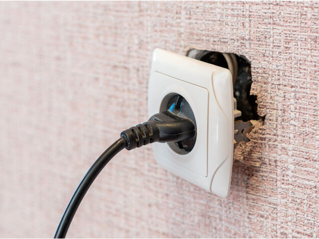 Peligro de descarga eléctrica mediante un enchufe dañado