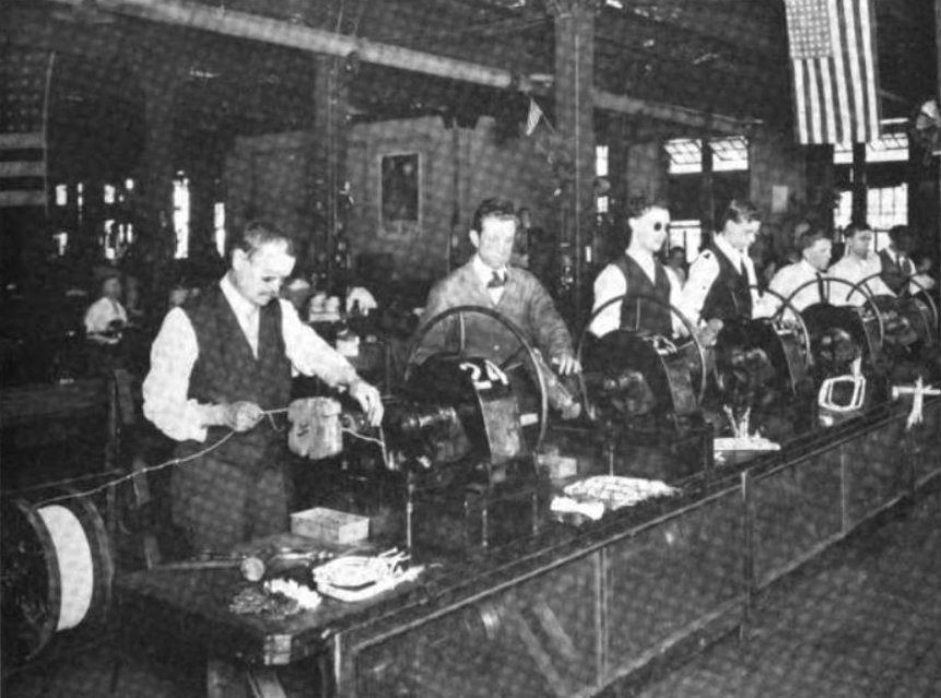 Trabajadores ciegos enrollando bobinas